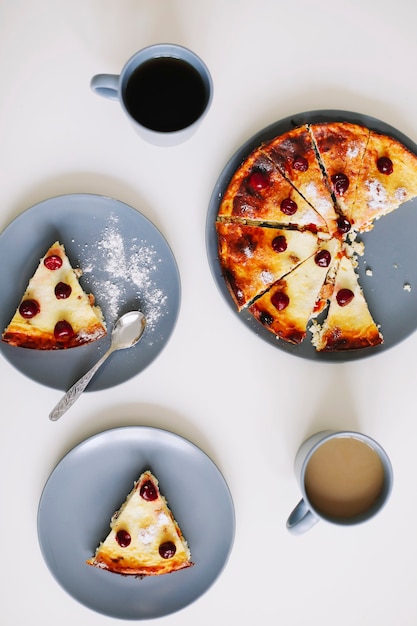 casserole de fromage avec des baies et une tasse de café sur la vue de dessus de table