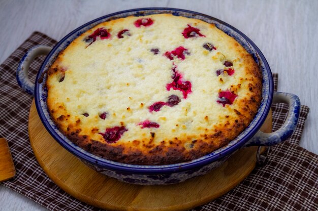 Casserole de fromage cottage aux canneberges.