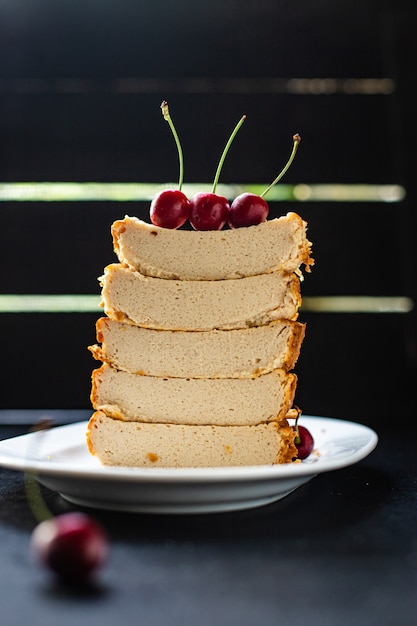 Casserole de fromage cottage gâteau au lait de vache ou de chèvre sur la table premier plat nourriture saine