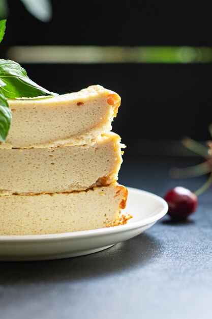 Casserole de fromage cottage pudding gâteau au lait sur la table nourriture saine repas collation copie espace nourriture