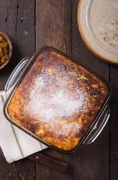 Photo casserole de fromage cottage avec des raisins secs sur le dessus. mise à plat, vue de dessus.