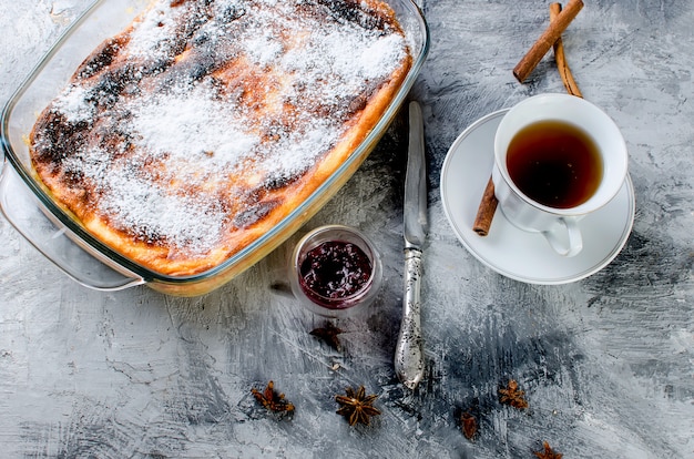 Casserole de fromage cottage. Tarte au fromage et tasse de thé