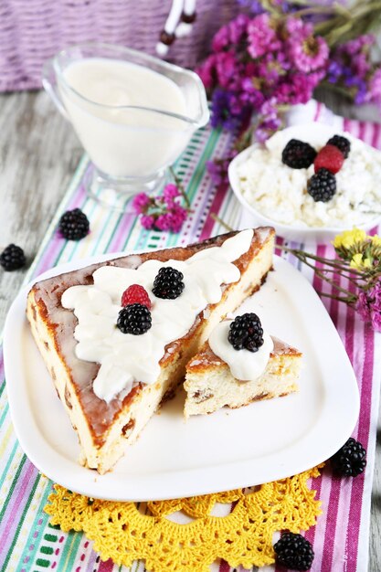 Casserole de fromage avec des raisins secs sur une assiette sur une serviette sur une table en bois libre