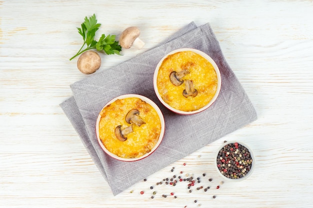 Casserole de julienne française avec poulet et champignons en portion ramequin sur fond blanc