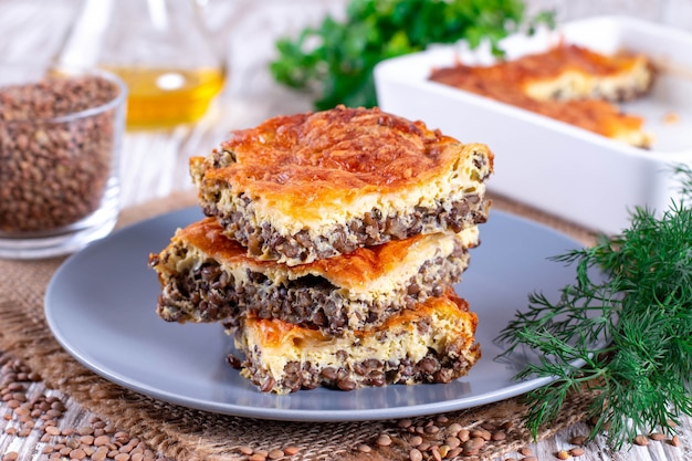 Casserole de lentilles au fromage. Nourriture saine simple