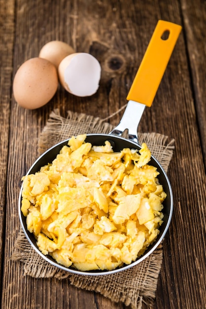 Casserole avec mise au point sélective des oeufs brouillés