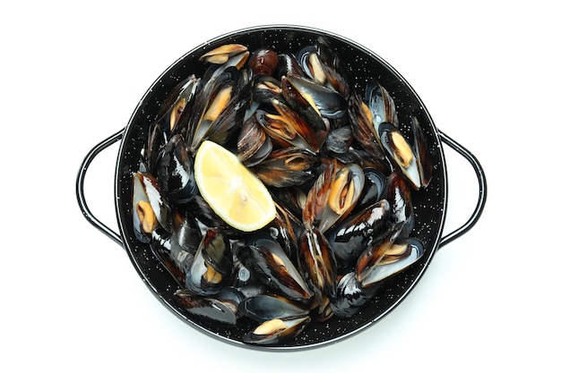 Casserole de moules fraîches isolé sur fond blanc