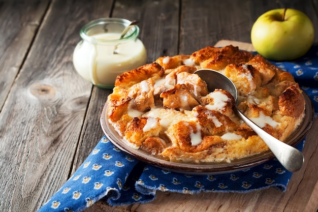 Casserole petit-déjeuner au pouding au pain aux pommes et sauce vanille