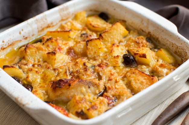 Casserole de poisson avec pommes de terre cuit au four close up