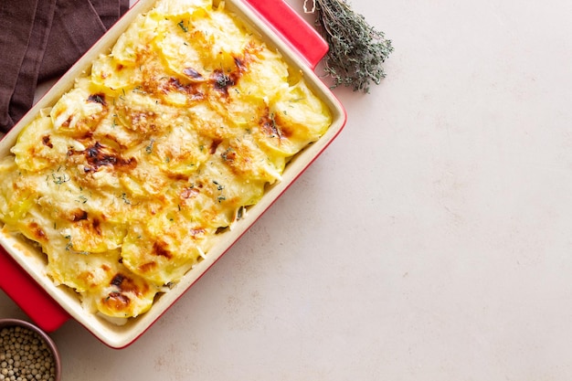 Photo casserole de pommes de terre au fromage et à la crème cuisine végétarienne cuisine française gratin dauphinois