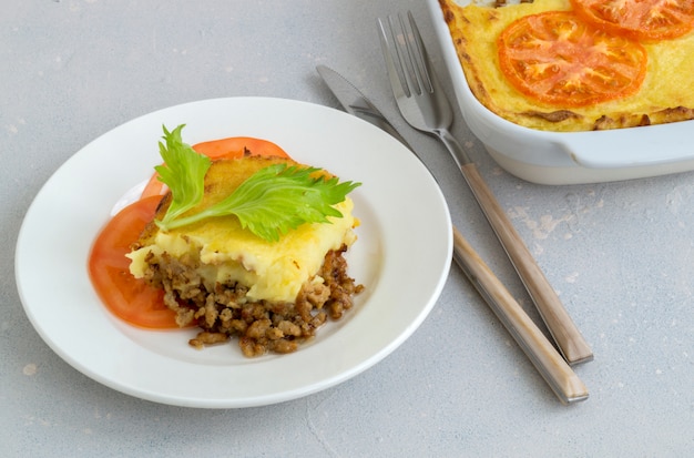 Casserole de pommes de terre avec de la viande hachée.