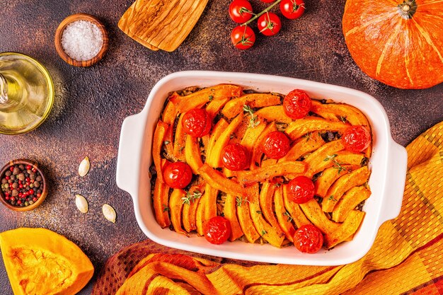 Casserole de potiron avec viande, riz, tomates