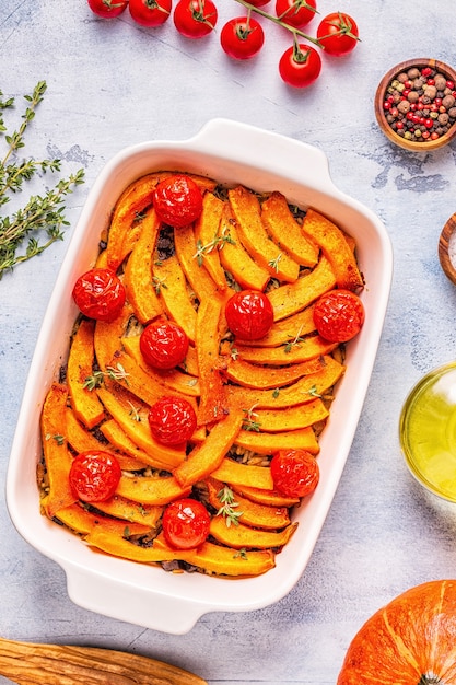 Casserole de potiron avec viande, riz, tomates