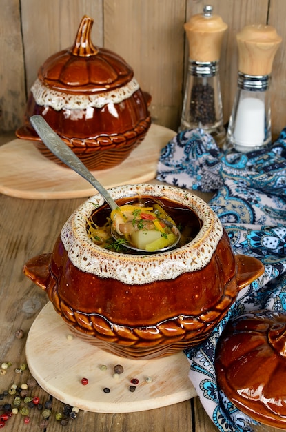 Une casserole de poulet et de champignons