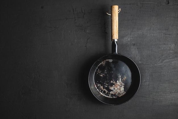 Une casserole pour cuisiner sur un fond noir