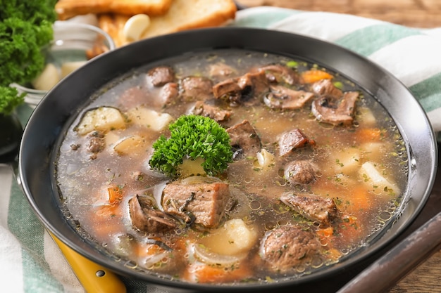 Casserole avec ragoût de viande et pommes de terre sur table