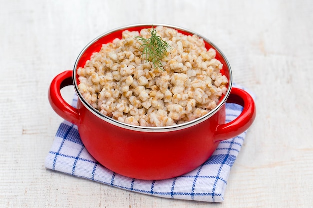 Casserole rouge avec repas traditionnel de bouillie de blé bouilli en Ukraine Biélorussie et Russie Gros plan