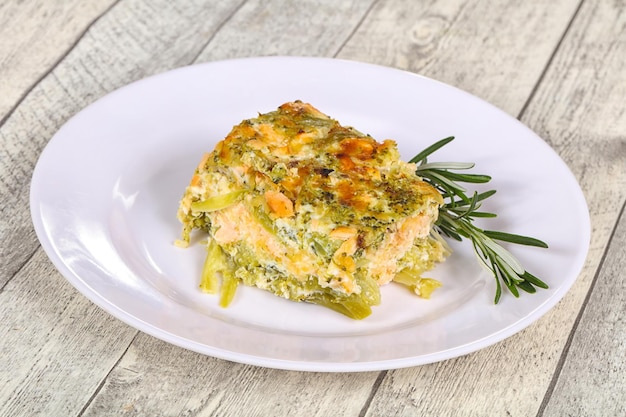 Casserole savoureuse au saumon et au brocoli