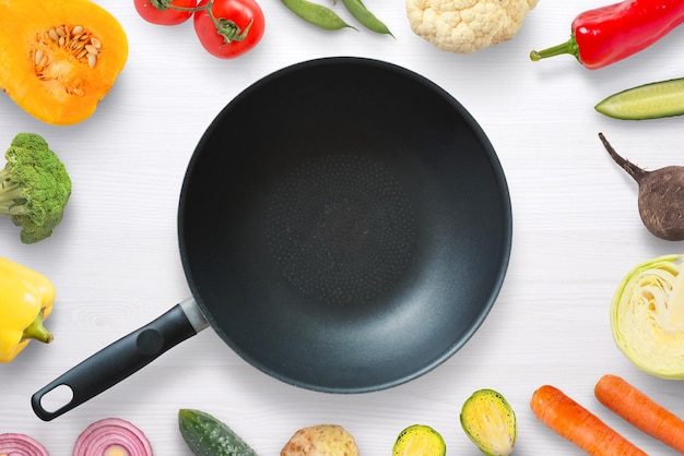 Casserole vide entourée de légumes