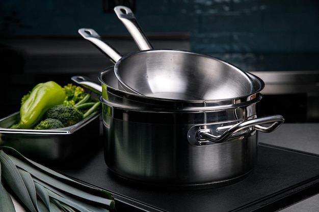 casseroles et poêles sur une table en fer dans la cuisine du restaurant