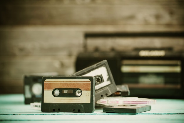 Cassette ancienne et lecteur sur le bois