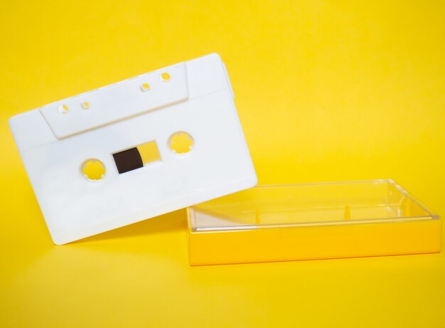 Cassette audio. Bande audio blanche vintage avec fond jaune.