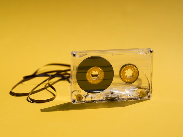 Cassette audio cassée claire sur fond jaune