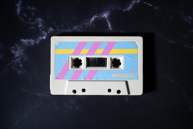 Une cassette audio colorée sur un fond sombre