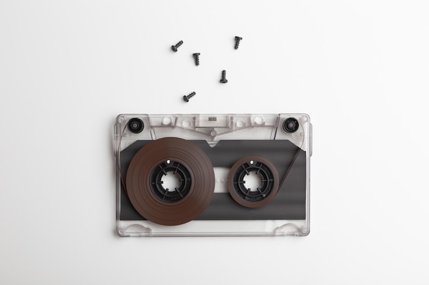 Une cassette audio compacte non assemblée avec des vis