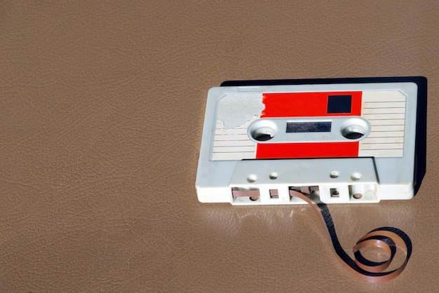 Une cassette audio, a été utilisée pour enregistrer des chansons dans les années 1980.