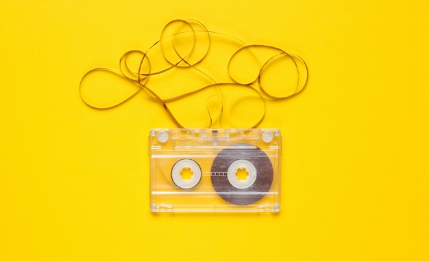 Cassette audio avec film isolé sur jaune