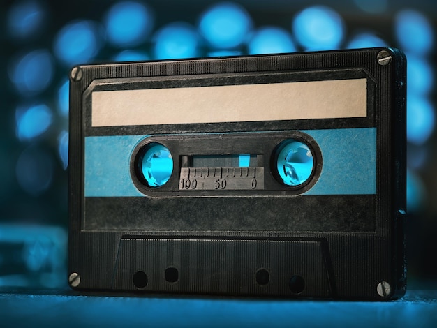 Photo cassette audio sur fond bleu
