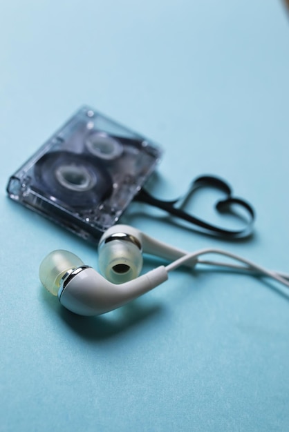 Cassette audio sur fond bleu
