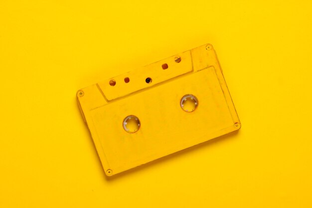 Cassette audio jaune sur jaune