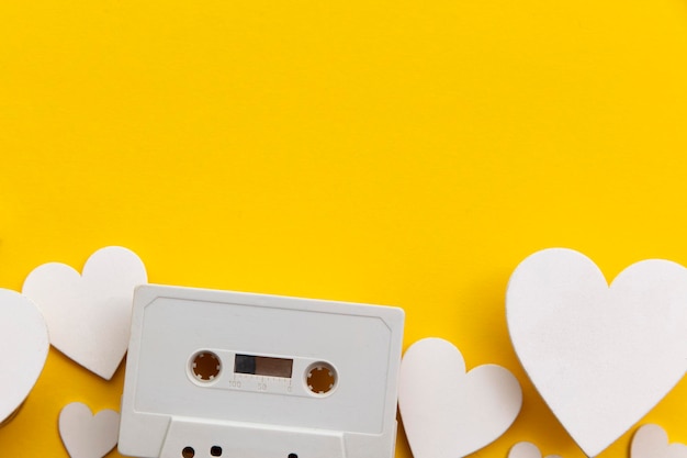 cassette audio rétro entourée de coeurs d'amour blancs.