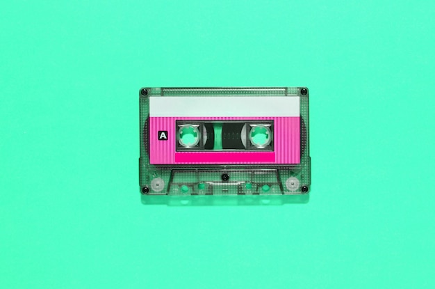 Cassette audio vintage dans une cassette en plastique