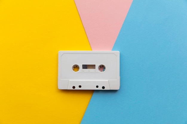 cassette blanche vintage sur fond coloré.