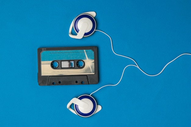 Cassette bleue avec bande magnétique et casque bleu sur bleu