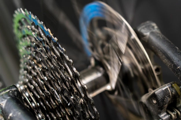 Cassette et chaîne d'un vélo de montagne en gros plan sur fond noir Réparation professionnelle de vélos dans l'atelier Photo studio d'un vélo de sport