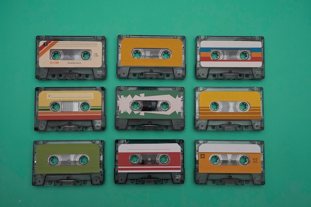 Cassette de musique colorée sur fond vert