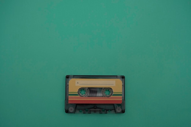 Cassette de musique colorée sur fond vert