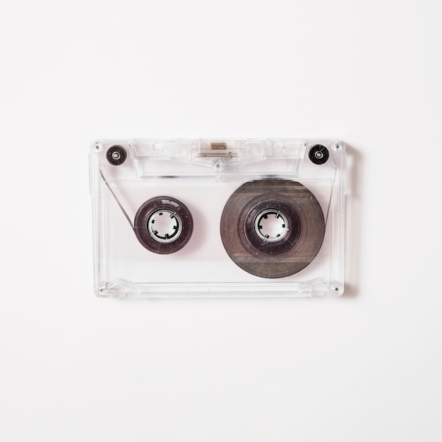 Cassette transparente sur fond blanc