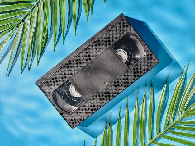Cassette VHS Vintage sur fond bleu