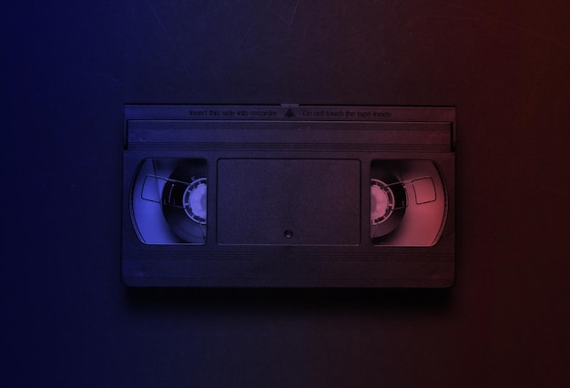 Cassette vidéo dans la lumière du néon Support de stockage rétro bande vidéo des années 80