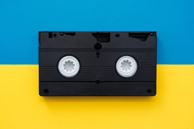 Cassette vidéo sur fond jaune et bleu