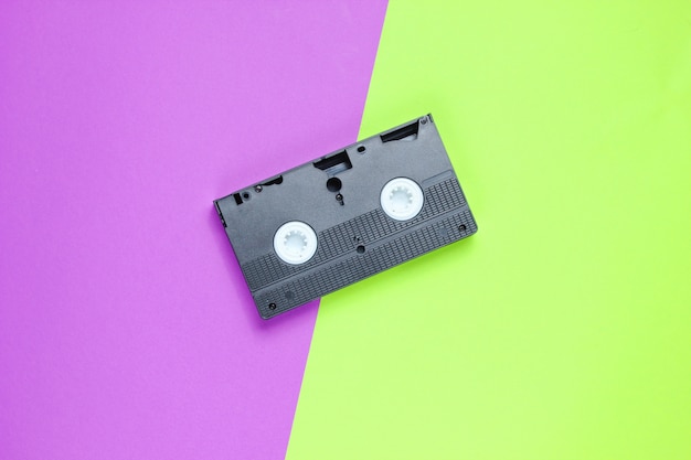 Cassette vidéo obsolète sur un fond de papier de deux tonnes