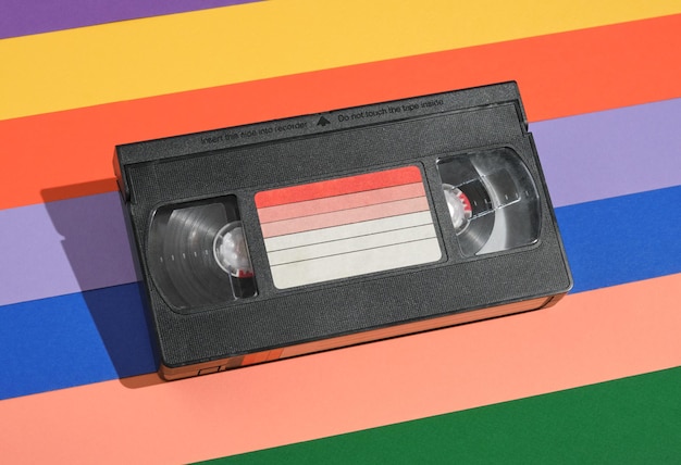 La cassette vidéo Vhs se trouve sur un fond rayé coloré Composition de style rétro Inspiration créative lumineuse