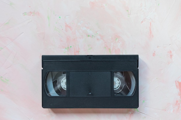 Cassette vidéo VHS vintage noire sur fond rose