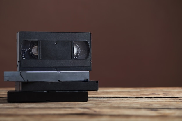 Cassette vidéo sur la vieille table en bois