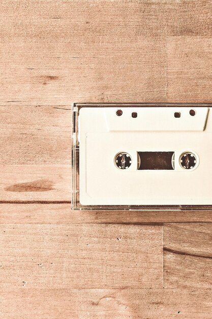 Photo une cassette vintage sur fond de bois